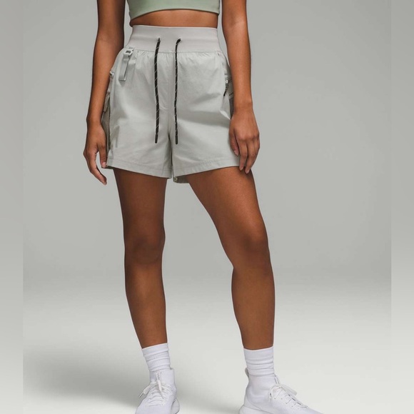 Lululemon Multi-Pocket Cargo High-Rise Hiking Short 5" size 4 - Picture 5 of 15